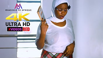 Мусульманская студентка с большой задницей трахается в офисе в любительском видео (часть 1)