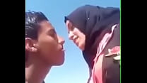 Arabischer Hijab. Heiße küssende Teenager-Algerierin