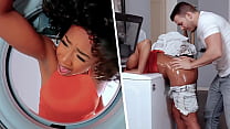 Toucher la mère noire de ma copine coincée dans la machine à laver - MILFED