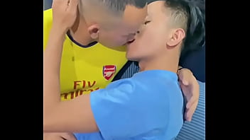 Gymbigdick-Asian boy adore sucer la bite du patron de son mari et avaler chaque goutte de sperme