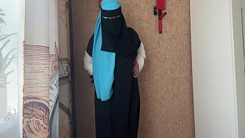 Chica en hiyab se pone cachonda mientras hace estiramientos