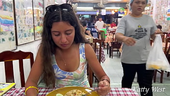 Katty almoça em um café asiático sem calcinha e exibindo buceta em público