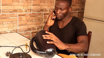 POV il tecnico tuttofare con il suo cliente in una scopata senza precedenti durante la risoluzione dei problemi TV su African Bi and Lesbians
