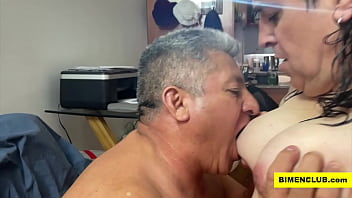 Un homme mûr à grosse bite baise une trans