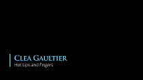 Cléa Gaultier, salope française aux gros seins, joue avec le prépuce et suce une bite noire en POV