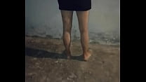 Mulher madura em meia-calça limpando à noite