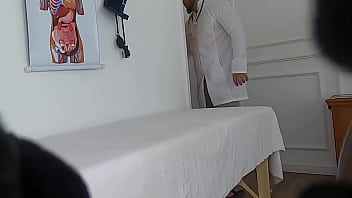 Die Kamera filmt, wie ein Patient einen Arzt angreift
