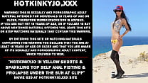 Hotkinkyjo in pantaloncini gialli e scintillante fisting anale e prolasso sotto il sole sulla scogliera