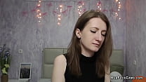 Brünette Amateurin zeigt ihre Brüste in einer Live-Webcam-Show