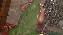 Indian hot sexy Desi bhabhi secrètement faite par elle avec un garçon desi