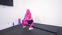 Lily Lou dai capelli rosa in pantaloni da yoga riceve un creampie - 60FPS POV