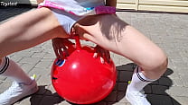 Hermanastra cachonda montando una pelota de ejercicios con DOBLE PENETRACIÓN