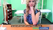 Fake Hospital Doctor offre à la blonde une réduction sur les nouveaux seins en échange d'une bonne