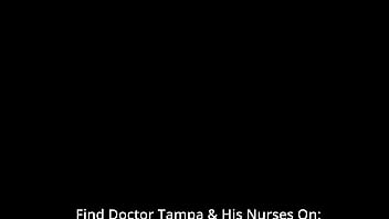 Die Latina Mara Luv war schockiert darüber, dass Nachbarsärztin Tampa ihre erste Gynäkologieuntersuchung durchführt, die jemals von versteckten Kameras bei GirlsGoneGyno.com gefilmt wurde