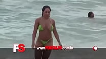 Mujer de melón paga mama en la playa