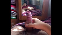 Chico se masturba frente al espejo
