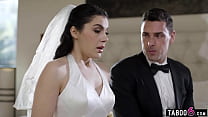 La novia italiana Valentina Nappi recibe un plug anal el día de la boda