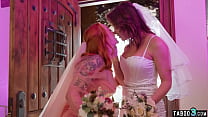 Невеста-транс Эмма Роуз и жена трахнули чернокожую подружку невесты Сентябрь Рейн