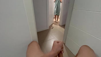 バスルームのドアで義理の妹を驚かせて手コキすると、彼女は私が射精し終わるまでフェラしてくれます