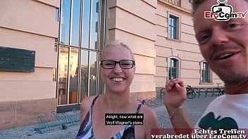Une fille célibataire allemande d'à côté tente un vrai rendez-vous public à l'aveugle et se fait baiser