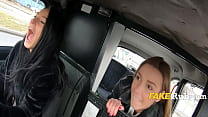 Amantes lesbianas salvajes roban taxi y follan en él