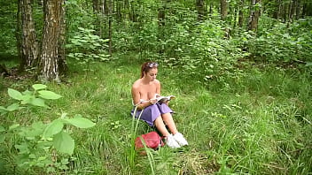 18 anni Ha realizzato un video porno nella foresta per il compleanno del suo amante!