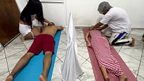 Une masseuse sexy baise son mari lors d'un massage en couple à côté de sa femme NTR JAV
