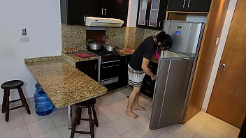 Prank stepsister to throw water in the kitchen just so she can show me her huge big ass, I have sex with a sexy girl.