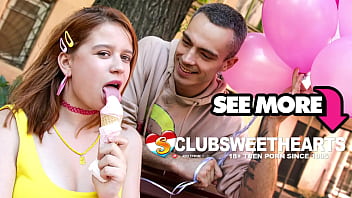 ClubSweethearts Red Louboutin bläst Luftballons und Schwänze