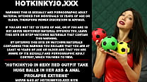 Hotkinkyjo em roupa vermelha sexy leva bolas enormes na bunda e prolapso anal extremo
