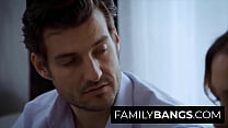 FamilyBangs.com ⭐ Lo zio preferisce scopare la sua giovane donna invece dei suoi obblighi in ufficio, Khloe Kapri, Jay Smooth