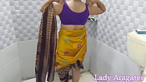 Desi gelbe Sari-Stiefmutter wurde von ihrem Stiefsohn im Badezimmer gefickt
