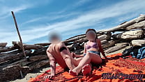 Esposa exhibicionista al aire libre Amateur Milf Paja Gran polla en la playa nudista público frente a voyeur con corrida - MissCreamy