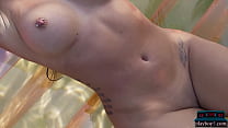 巨乳熟女美女ケイトリン・アンダーソンがプレイボーイ誌のプールで裸になる