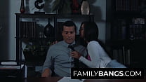 FamilyBangs.com ⭐ молодая женщина соблазняет своего отца в его домашнем офисе, Джина Валентина, Рамон Номар