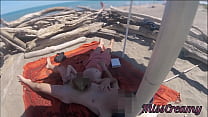 Professeur exhibitionniste en plein air amateur MILF branlette grosse bite sur la plage de nudité en public devant un voyeur avec du sperme P1 - MissCreamy
