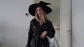 Ведьма на вечеринке в честь Хэллоуина получила сперму в киску