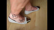 Isabelle-Sandrine si sta godendo le sue nuove ballerine: un gioco di scarpe