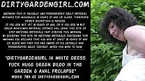 Dirtygardengirl in abito bianco scopa un enorme dildo verde in giardino e prolasso anale