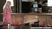 Brazzers - Alexis Monroe se fait baiser dans la cuisine