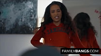 FamilyBangs.com ⭐ Nova meia-irmã irritante com Load Music, Ember Snow, Ajaa Xxx