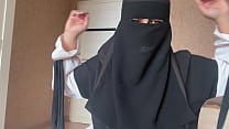 Une syrienne en hijab en culotte rose montre ses trous
