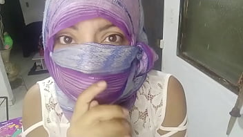 MILF cachonda y sexy con hijab, niqab, árabe musulmán, se masturba el coño chorreante y chorreante en la webcam en vivo