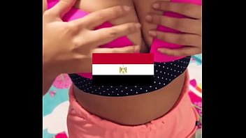 Sexo árabe, fuego, puta egipcia, y se quita el cordón y dice: "Tengo tantas ganas de que me follen cuatro personas".