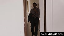 FamilyBangs.com ⭐ Pretty Nanny monta a su jefe cuando mamá salió, Lily Rader, Tommy Gunn