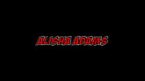 Alisha Adams a besoin de charges brutes dans sa chatte