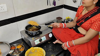 Komal estava fazendo namkeen no Diwali; o cunhado levou para a cunhada.