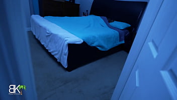 Junior entra furtivamente na cama da madrasta após o pesadelo - 1of3