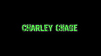 La giovane Charley Chase si strofina la figa e viene raggiunta da un uomo che lei succhia