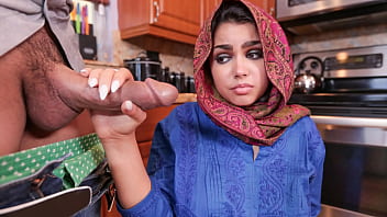 Perv Guy aide une jeune femme hijab à se sentir chez elle - Hijablust